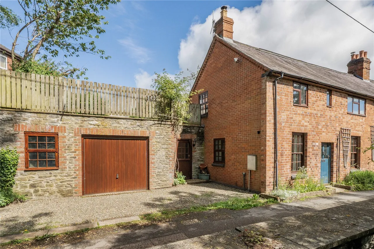 3 bed house for sale — Mill Road, Knighton, Powys, LD7 1RT