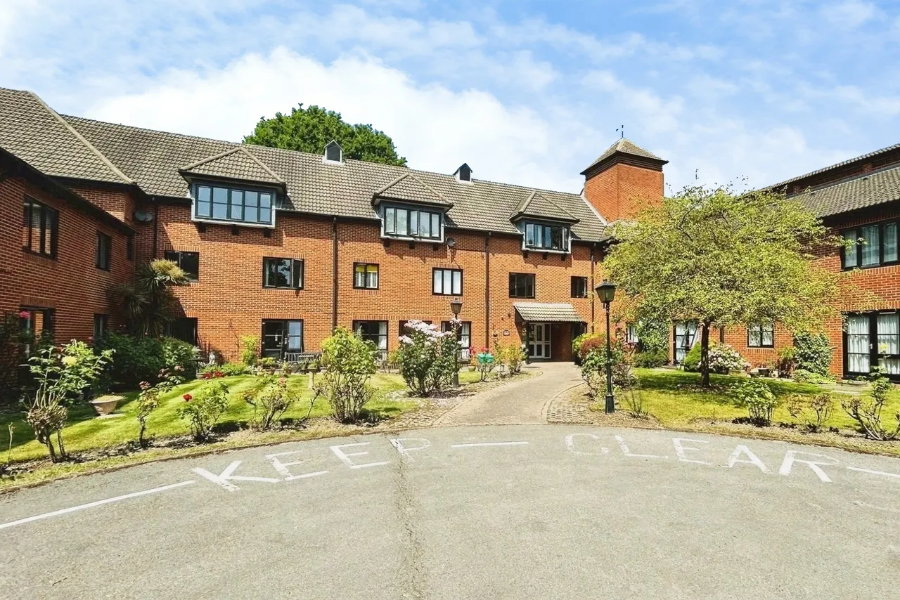 1 bed flat for sale — Farley Court, Church Road East, Farnborough, Hampshire, GU14 6PZ