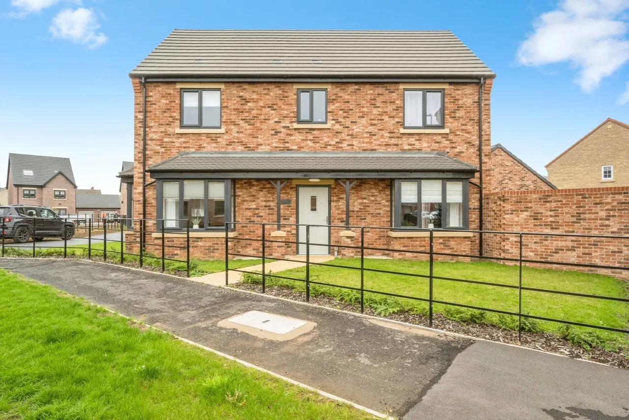 4 bed house for sale — Haydn Griffiths Way, Armthorpe, Doncaster, South Yorkshire, DN3