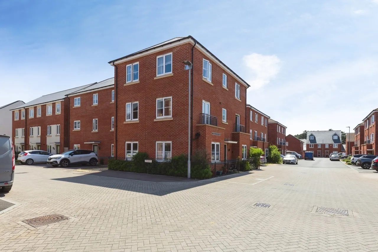 2 bed flat for sale, Brickfield Drive, Cheltenham, GL51