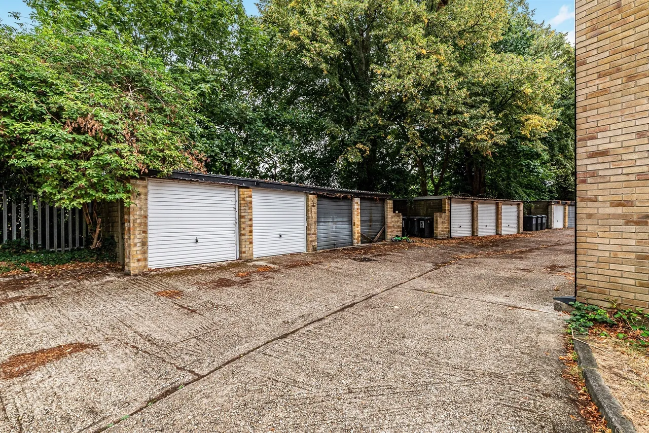 Sylvia Close, Basingstoke, RG21, photo 5