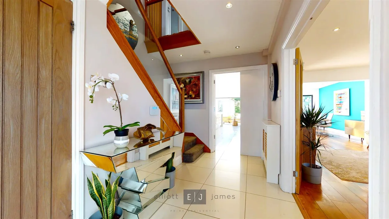 Brancepeth Gardens, Buckhurst Hill, IG9, photo 2