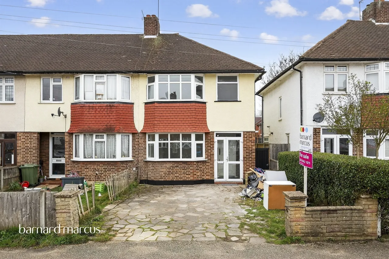 3 bed house for sale — Chatsworth Gardens, New Malden