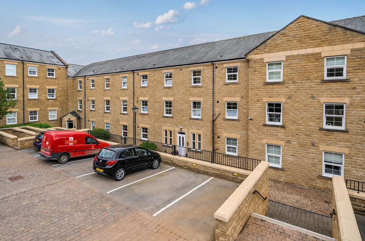 2 bed flat for sale, Stoneleigh Court, Shadwell, LS17