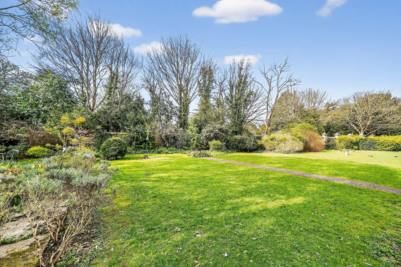 29 Denison Close, London, photo 10
