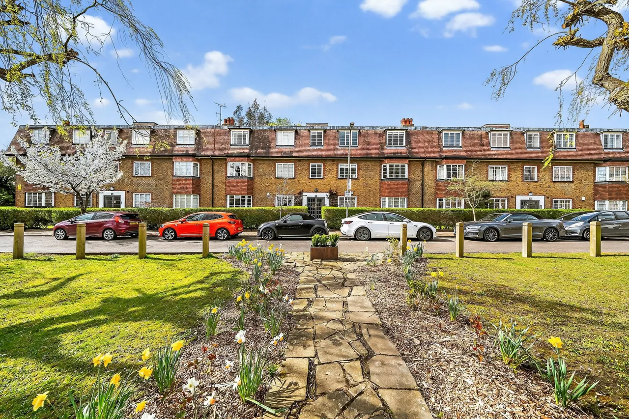 29 Denison Close, London, photo 3