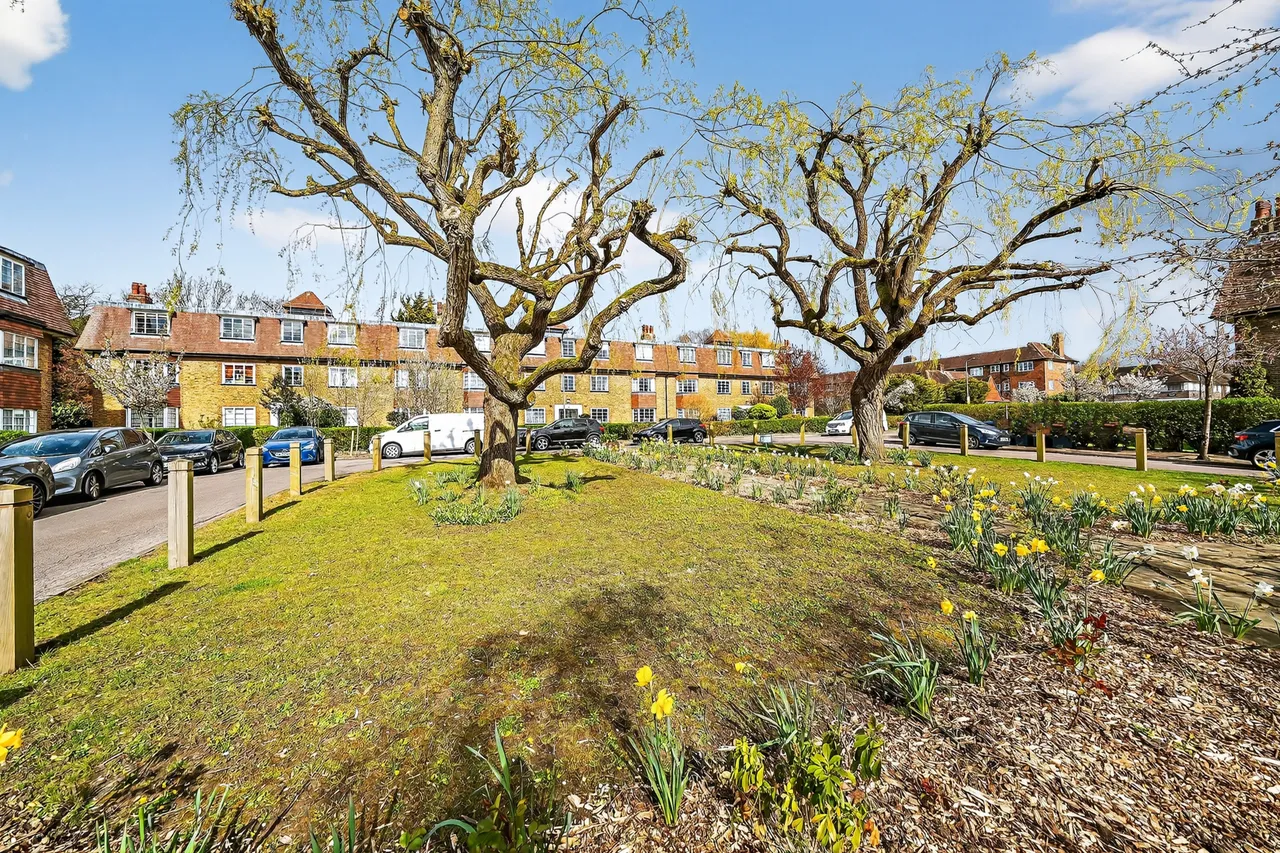 29 Denison Close, London, photo 12