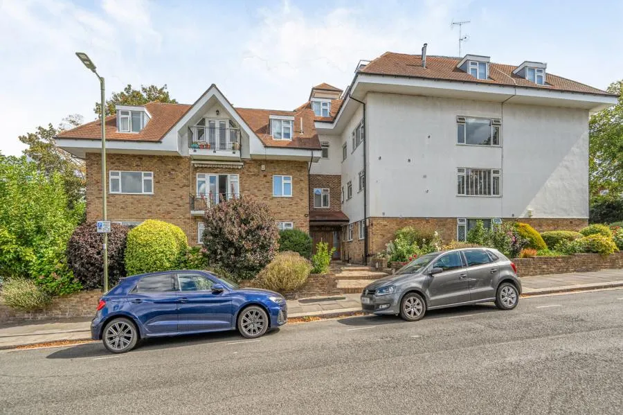 2 bed flat for sale, Hendon Lane, London, N3