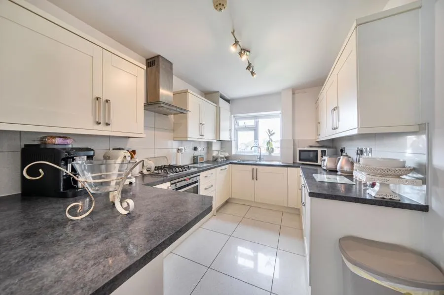Hendon Lane, London, N3, photo 2