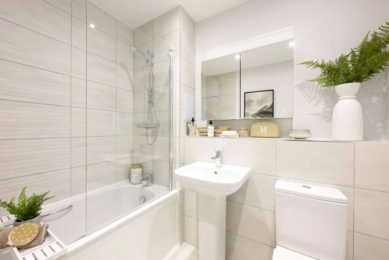 High Street, Brentford, TW8, photo 20