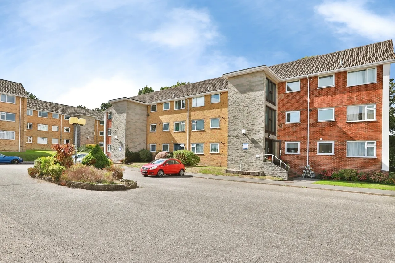 2 bed flat for sale, Portswood Drive, Redhill, BH10