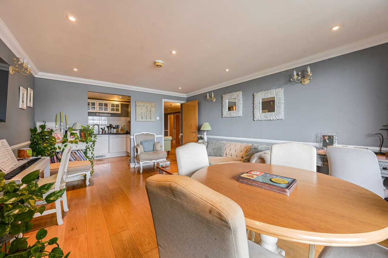 3 bed flat for sale — 90 Greenfell Mansions, Glaisher Street, London