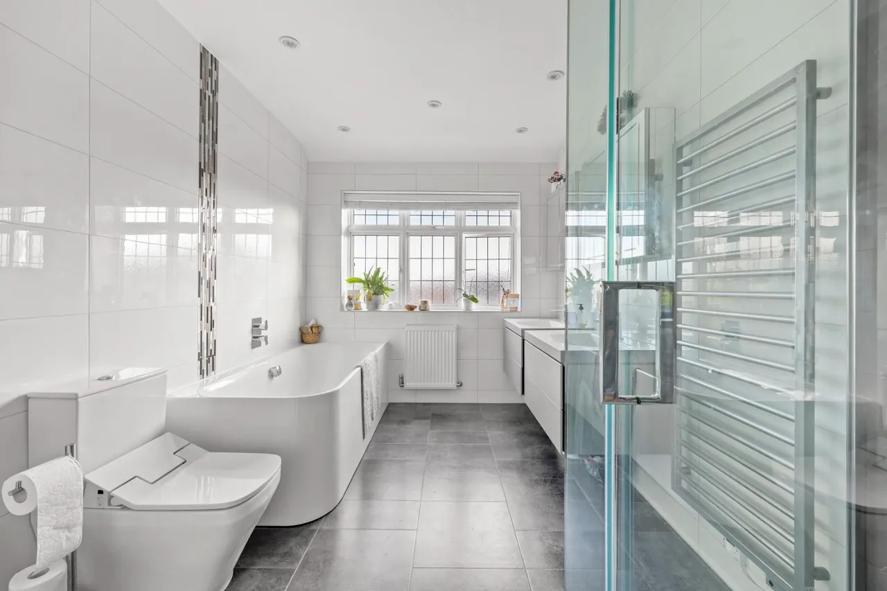 4 bed house for sale — Broadfield Way, Buckhurst Hill, IG9 5AG