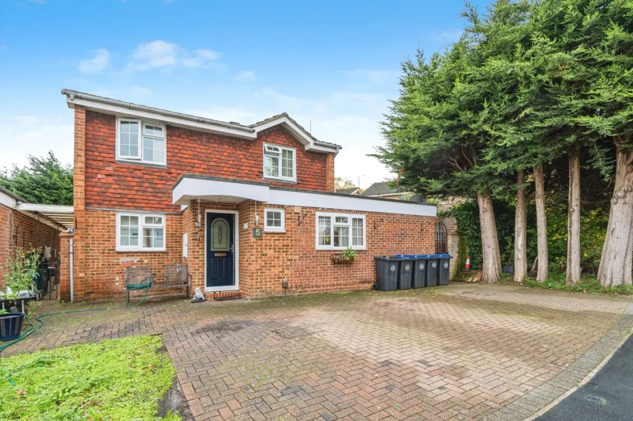 4 bed house for sale, Shilburn Way, Woking, GU21