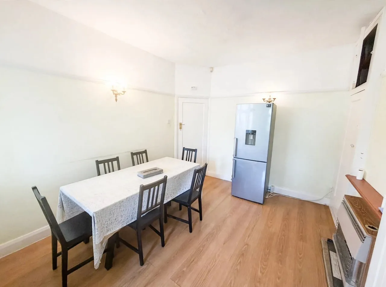Falmouth Gardens, Ilford, IG4, photo 8
