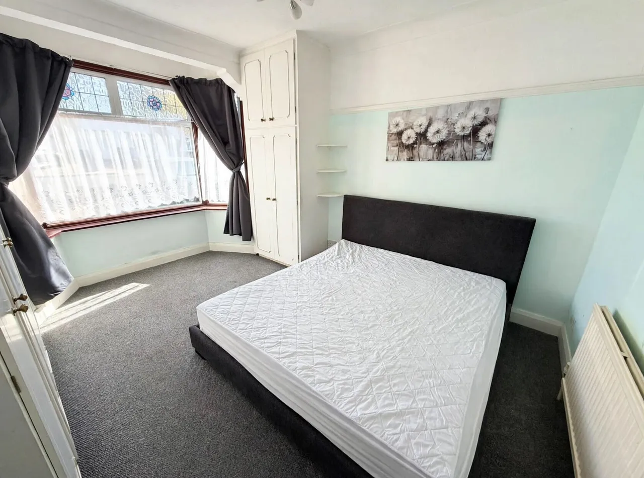 Falmouth Gardens, Ilford, IG4, photo 9