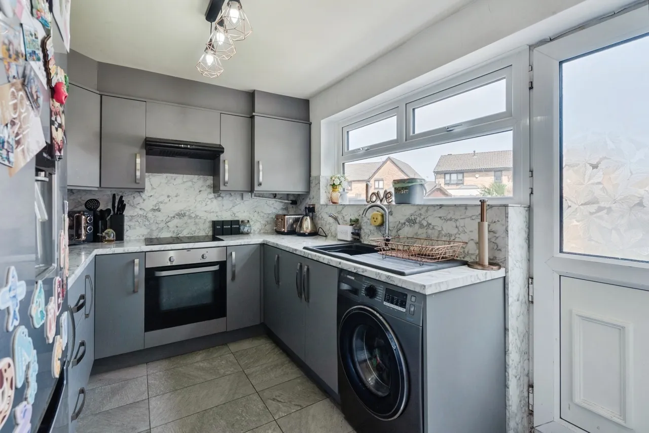 Surrey Close, Little Lever, BL3, photo 9
