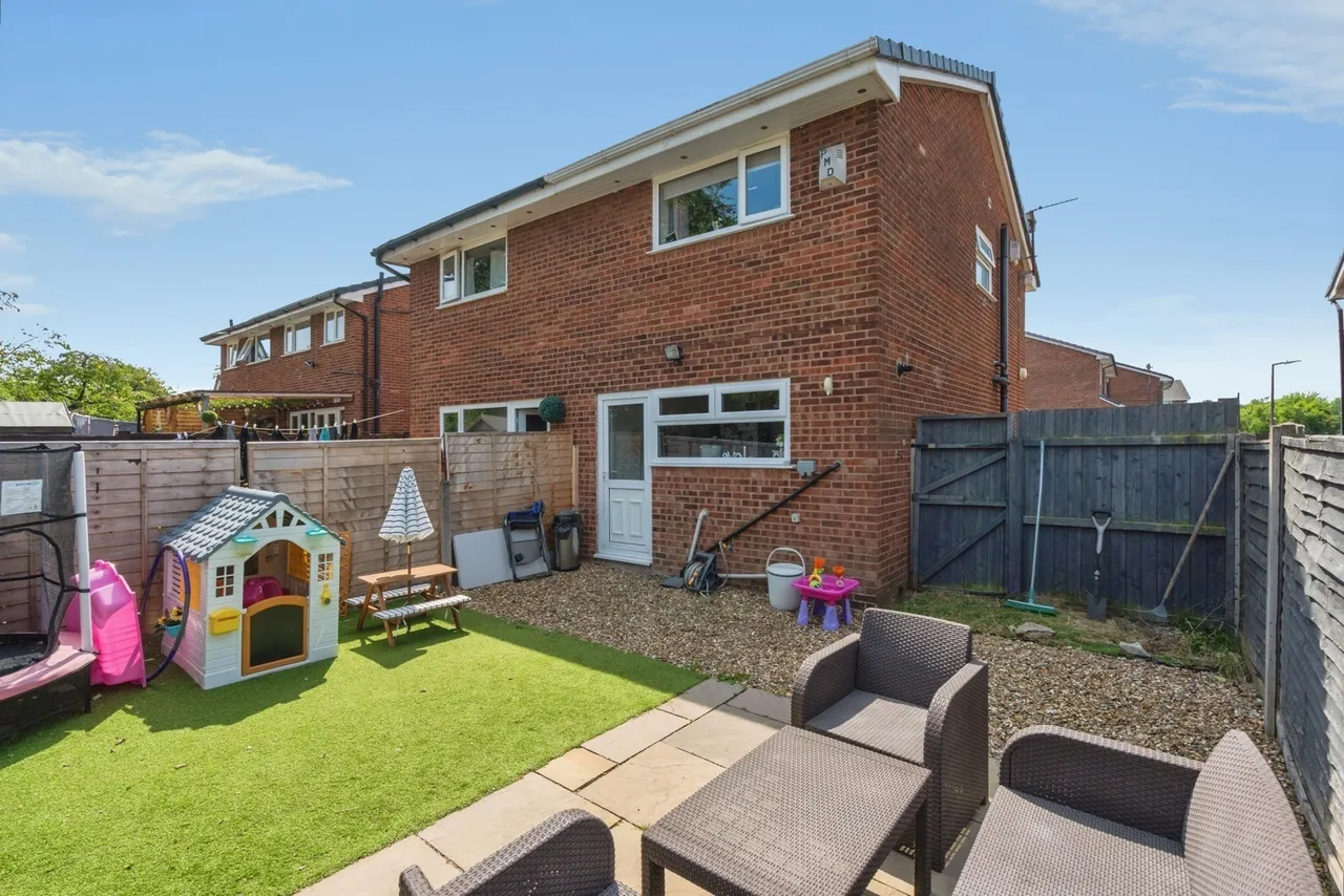 Surrey Close, Little Lever, BL3, photo 8