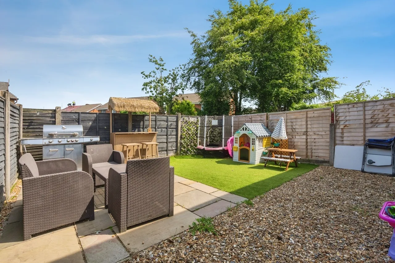 Surrey Close, Little Lever, BL3, photo 7
