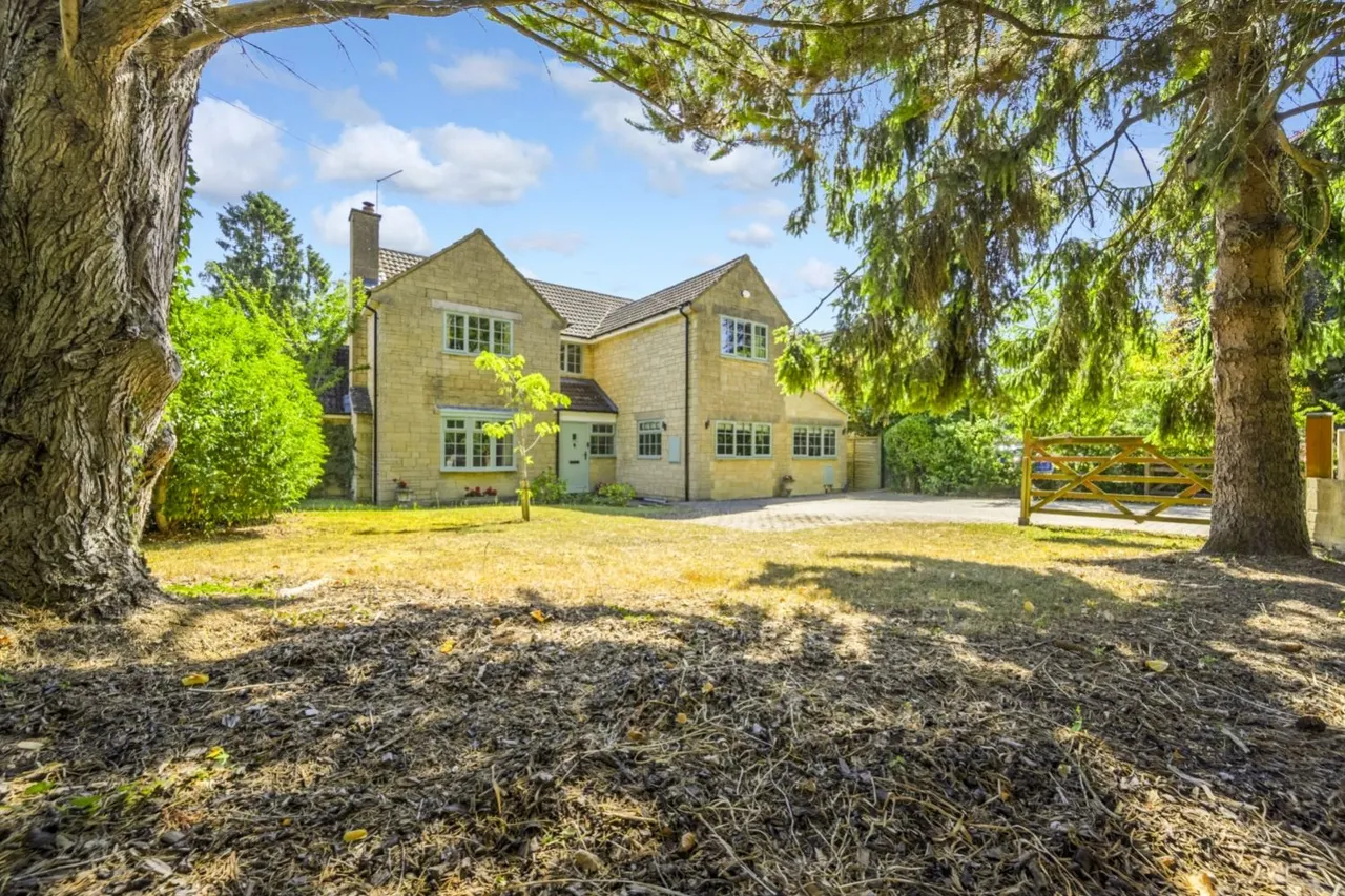 4 bed house for sale, Cirencester Road, South Cerney, GL7