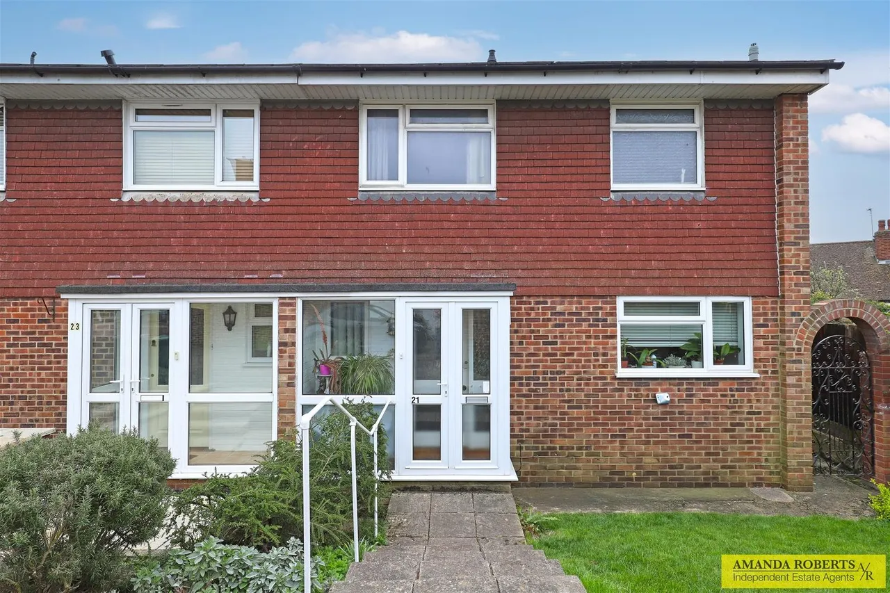 3 bed house for sale — Faversham Avenue, Chingford