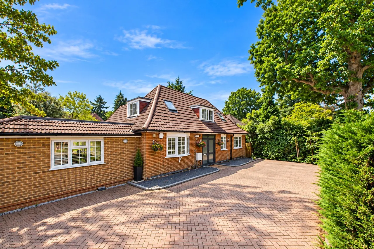 4 bed property for sale, Upper Park Road, Camberley, GU15
