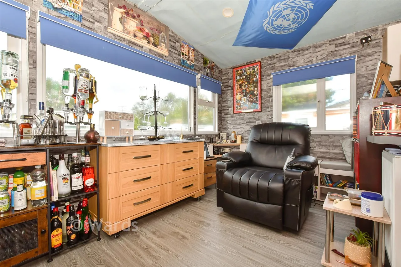 New Dover Road, Capel-Le-Ferne, CT18, photo 4