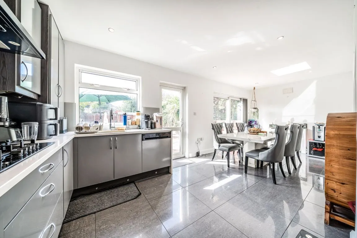 Waverley Avenue, TW2, photo 5