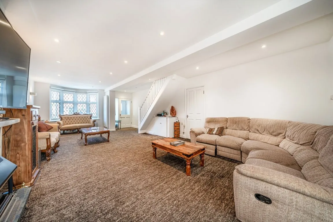 Waverley Avenue, TW2, photo 2