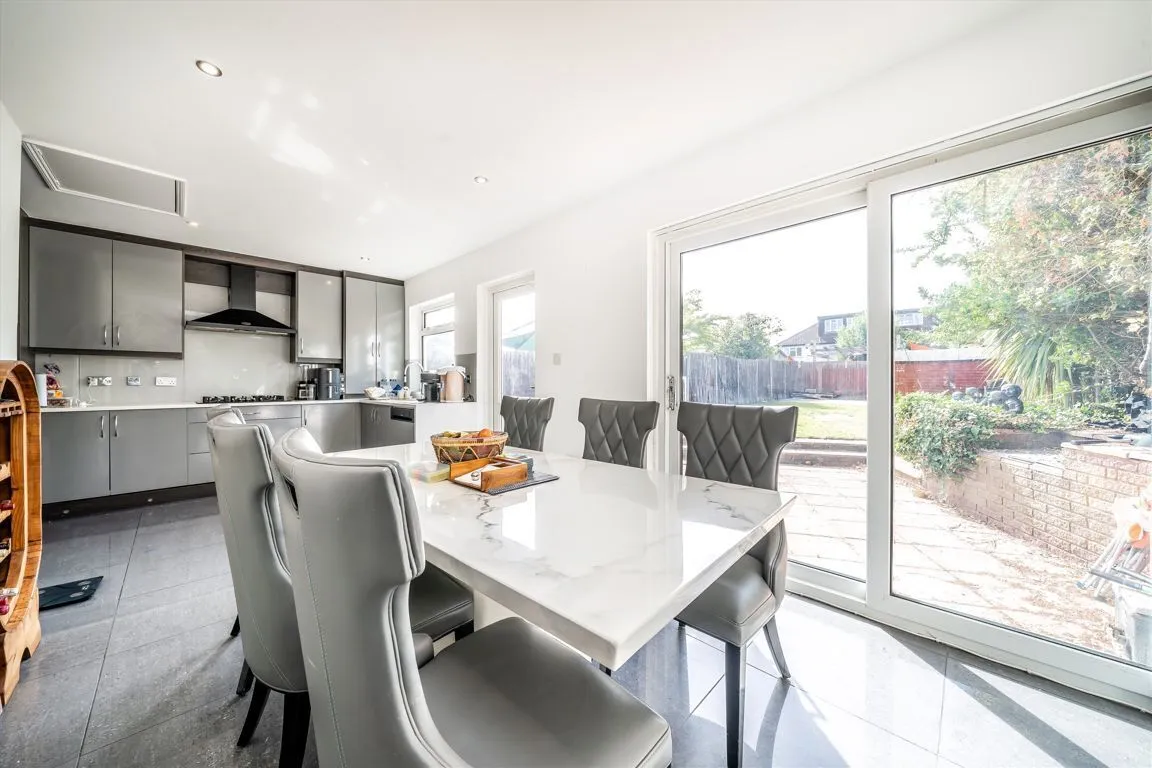 Waverley Avenue, TW2, photo 4