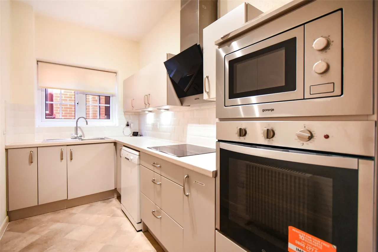 Berry Court, Hook, Hampshire, RG27 9JZ, photo 12