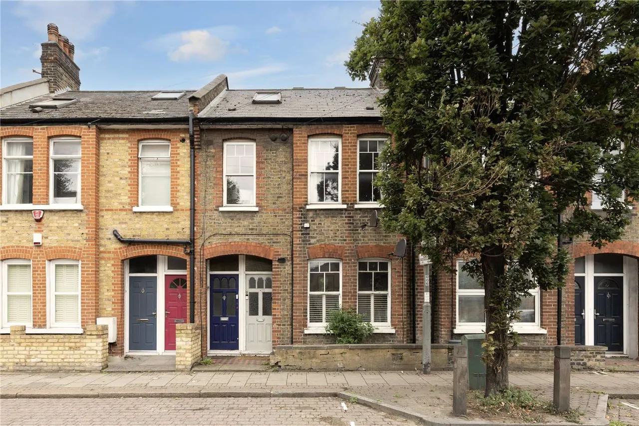 2 bed flat for sale — Silverthorne Road, London, SW8 3HH