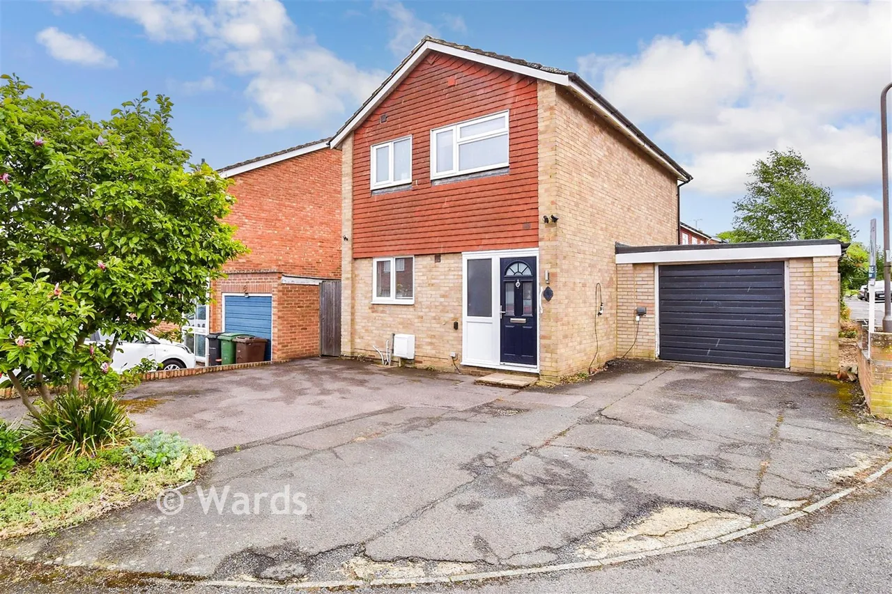 3 bed house for sale, Pembroke Road, Coxheath, ME17
