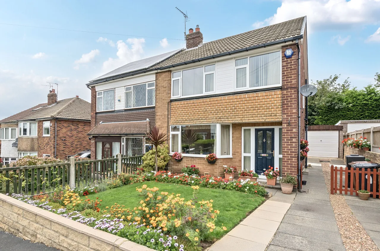 3 bed house for sale, Woodhill Gardens, Cookridge, LS16