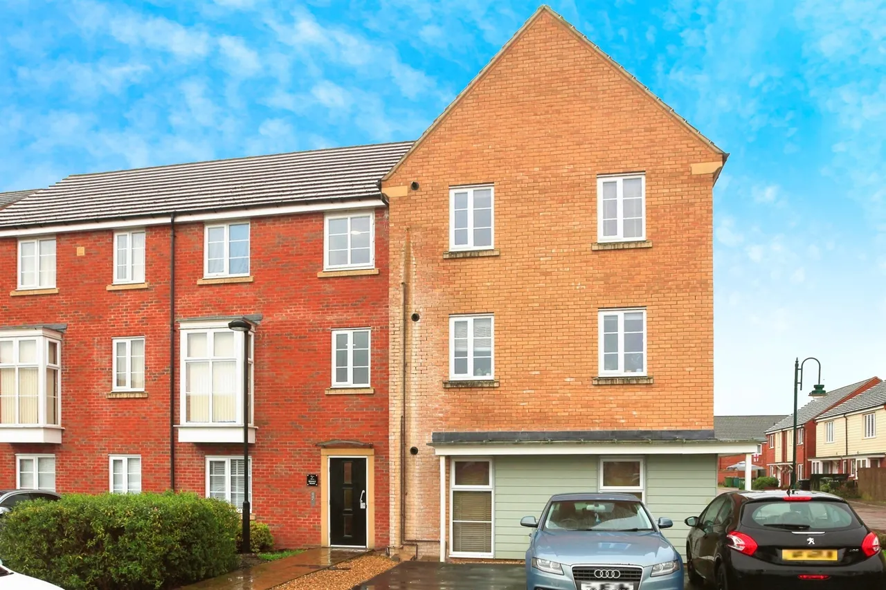 2 bed flat for sale — Molyneux Square, Hampton Vale, Peterborough
