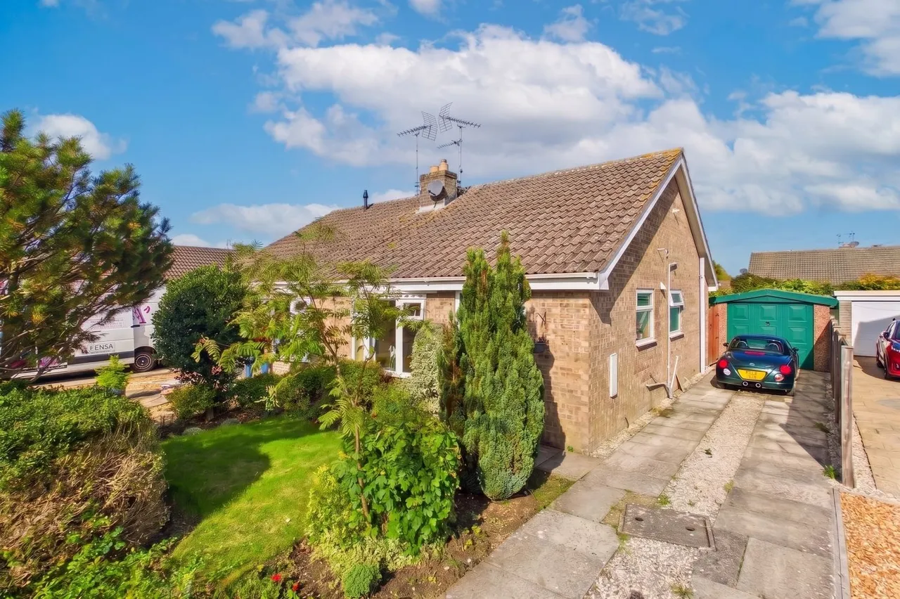 2 bed house for sale, Darley Close, Stamford Bridge, YO41
