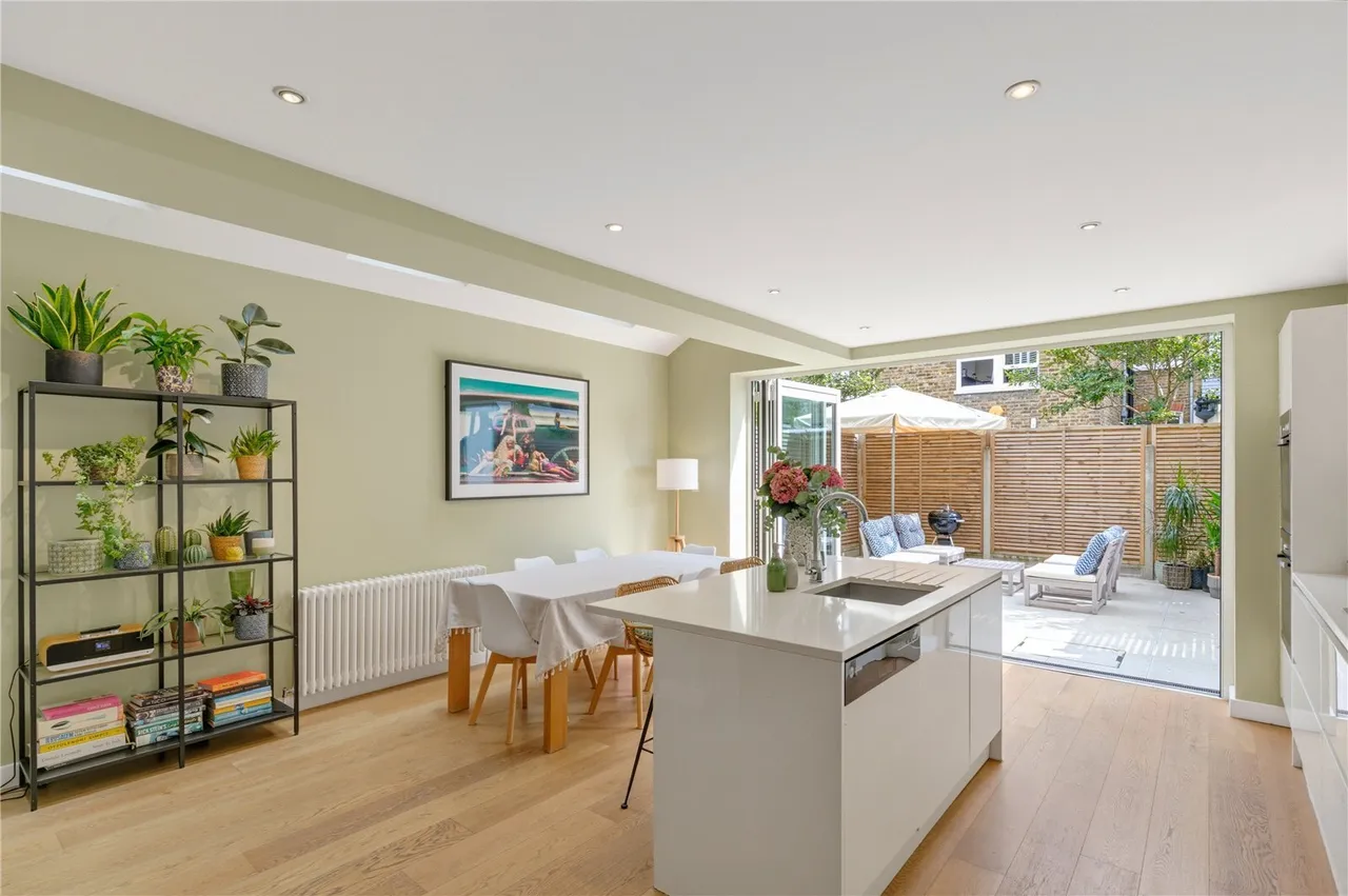 Broomwood Road, London, SW11, photo 3