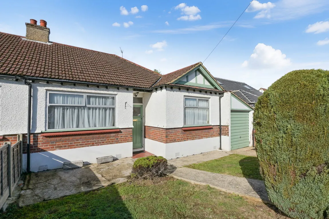2 bed house for sale, Lyndhurst Gardens, Pinner, HA5