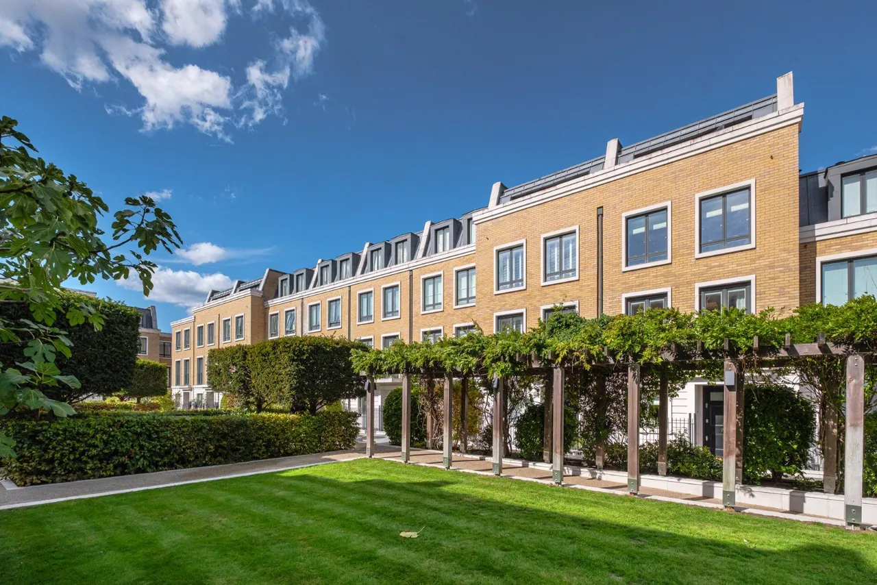 4 bed house for sale — Rainsborough Square, Fulham, London, SW6 1DQ
