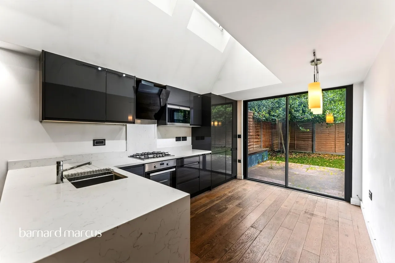 3 bed flat for sale — Eardley Road, London