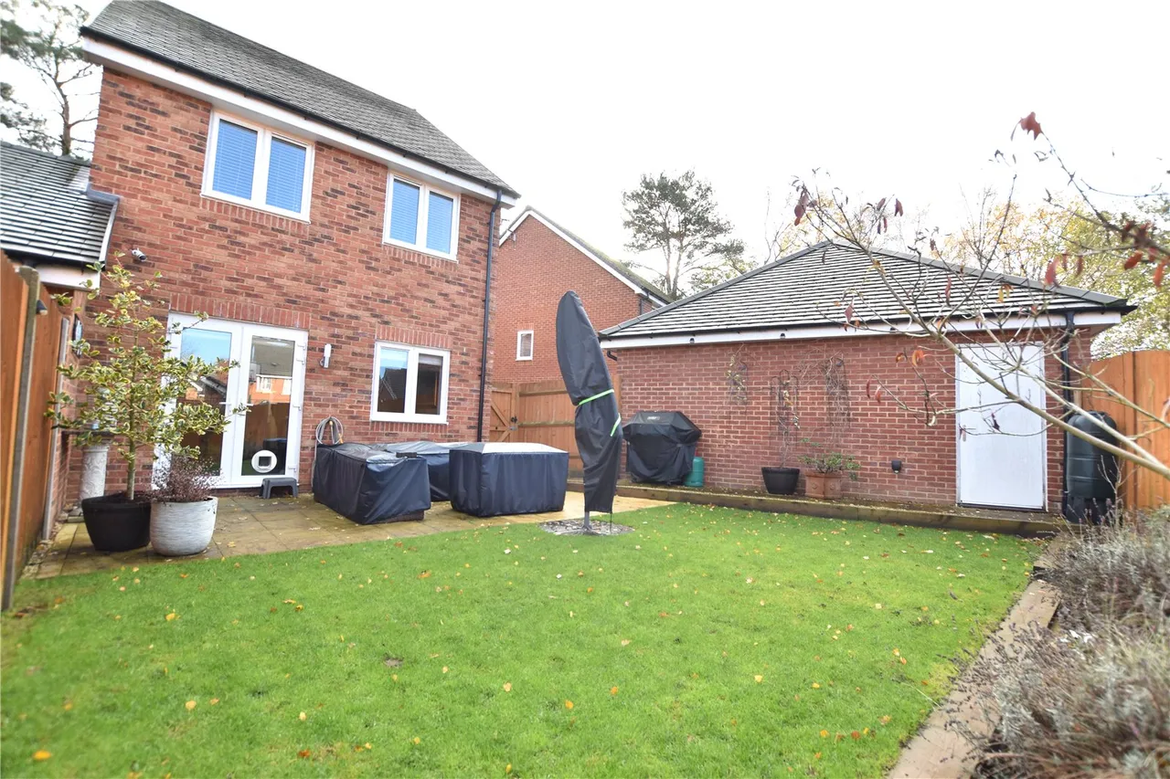 Warbler Road, Farnborough, Hampshire, GU14 9FA, photo 4