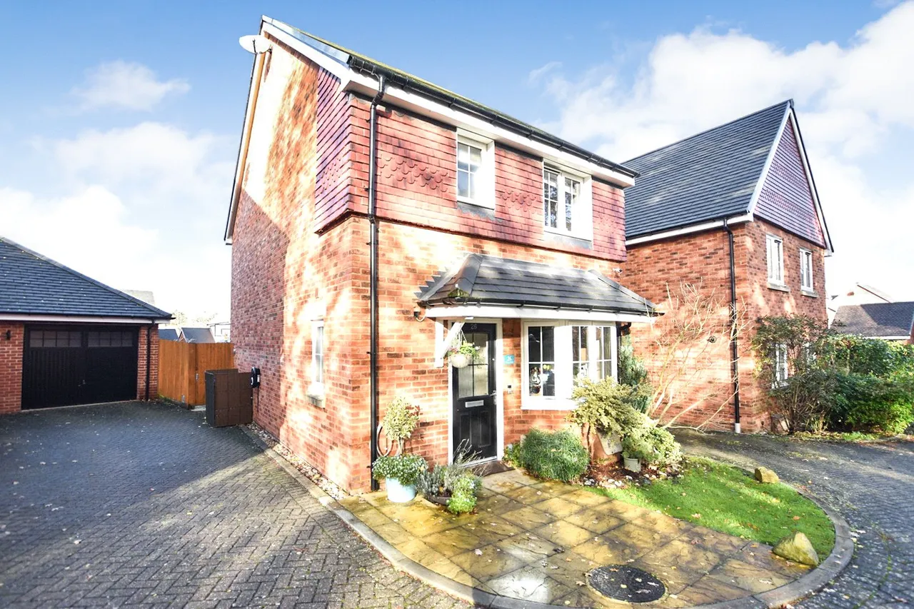 2 bed house for sale — Warbler Road, Farnborough, Hampshire, GU14 9FA