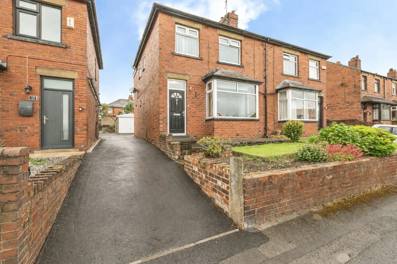 4 bed house for sale — Kirkgate, Hanging Heaton, Batley