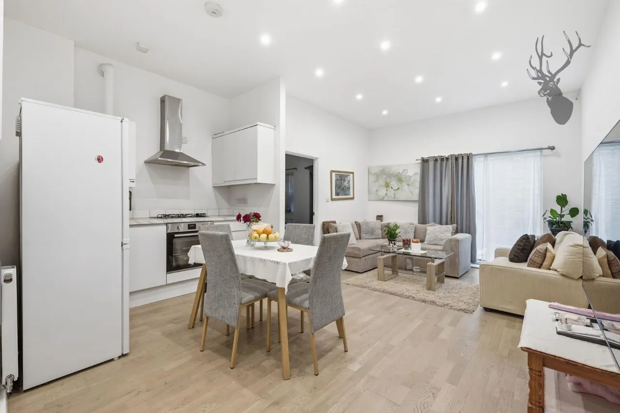 2 bed flat for sale, Chestnut Avenue, London, E7