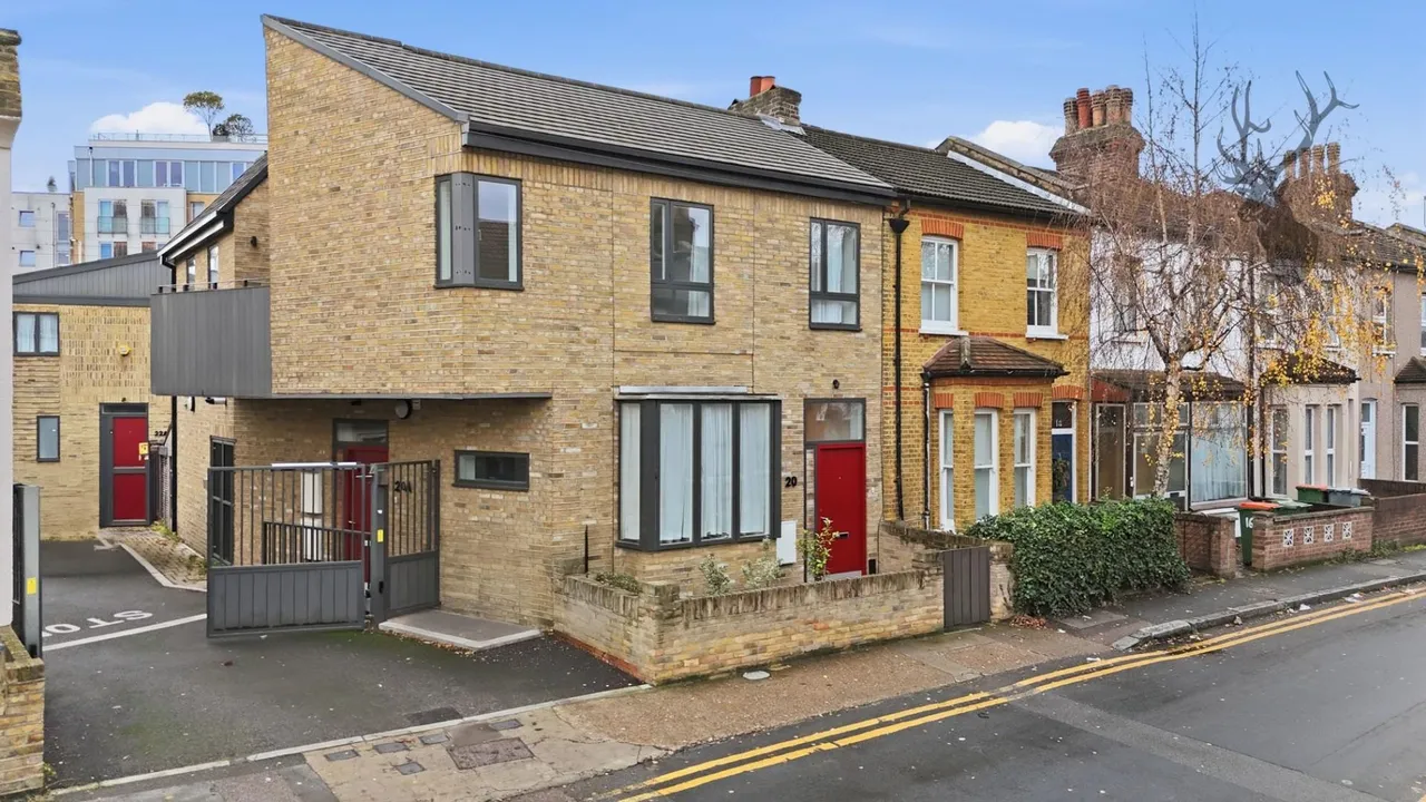 Chestnut Avenue, London, E7, photo 8