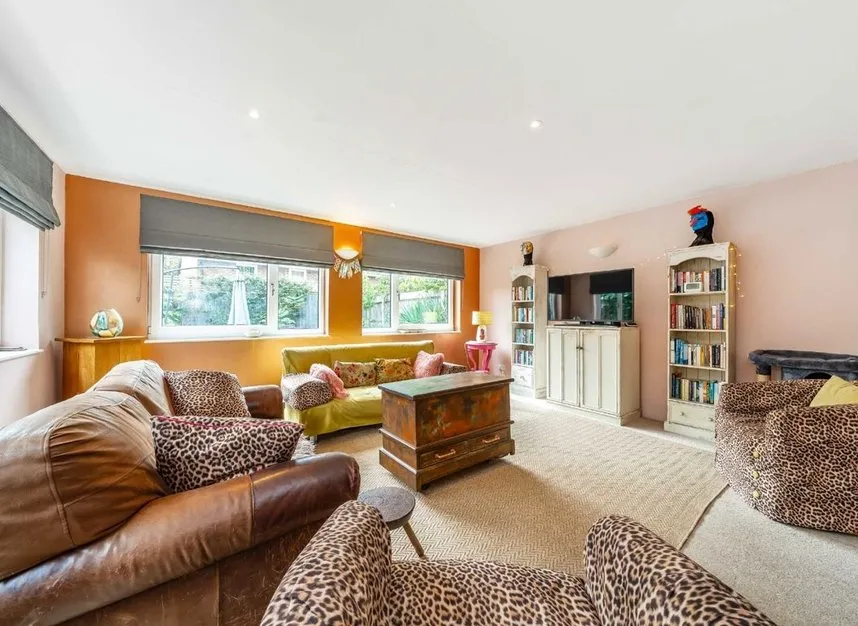Varna Road, Hampton Village, TW12, photo 2