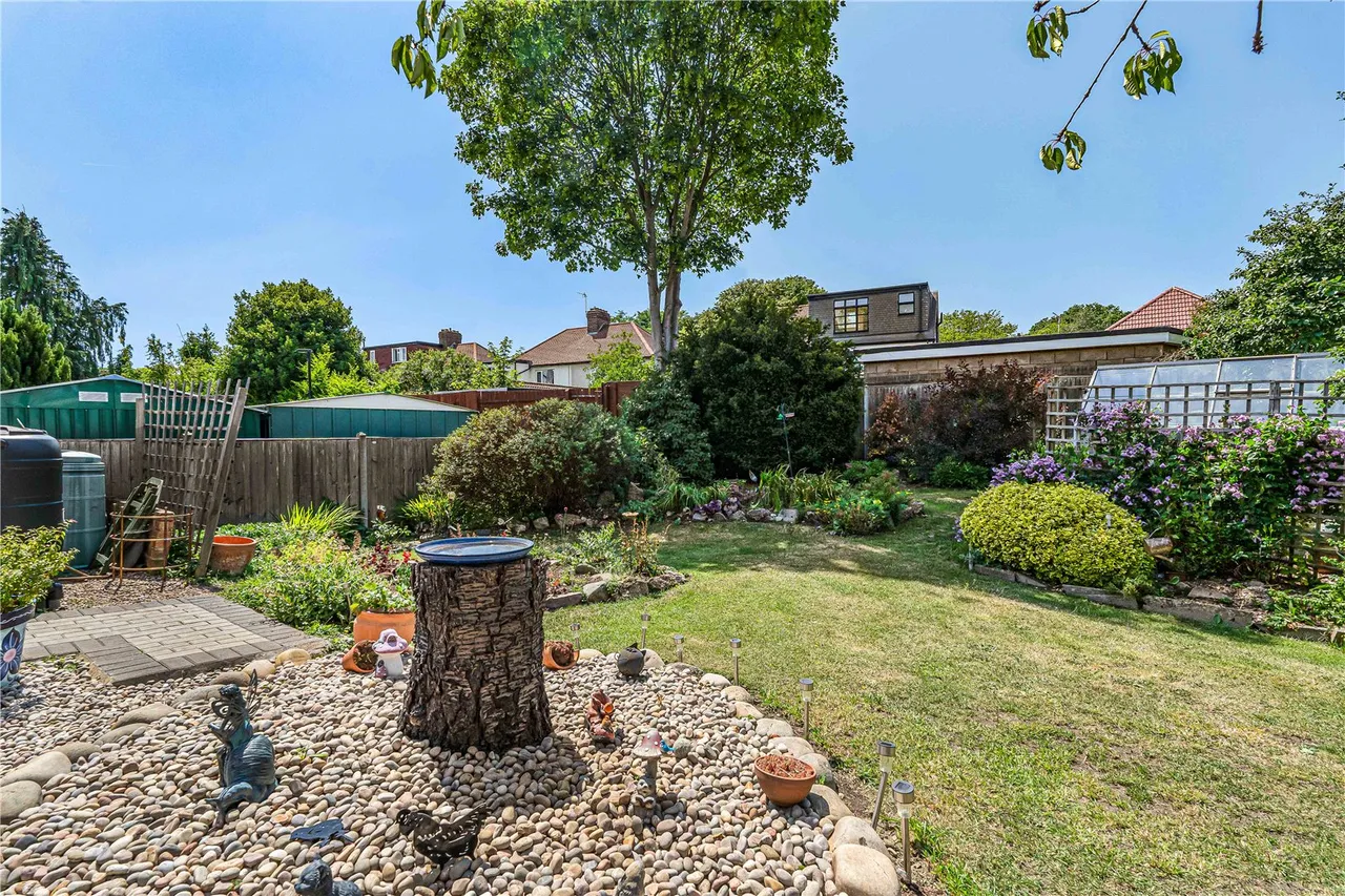 Wills Crescent, Whitton, TW3, photo 16