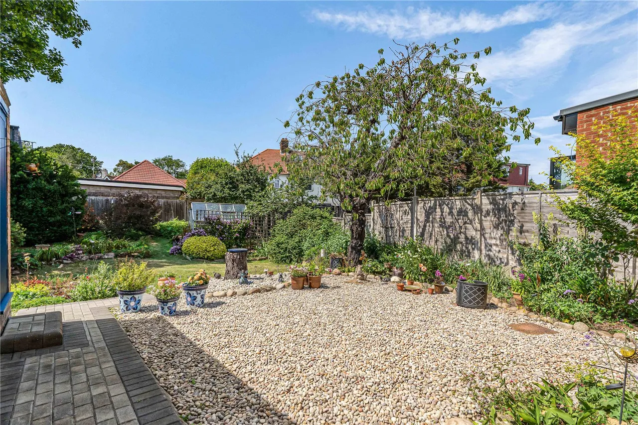 Wills Crescent, Whitton, TW3, photo 15