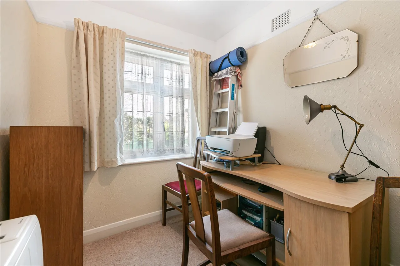 Wills Crescent, Whitton, TW3, photo 13