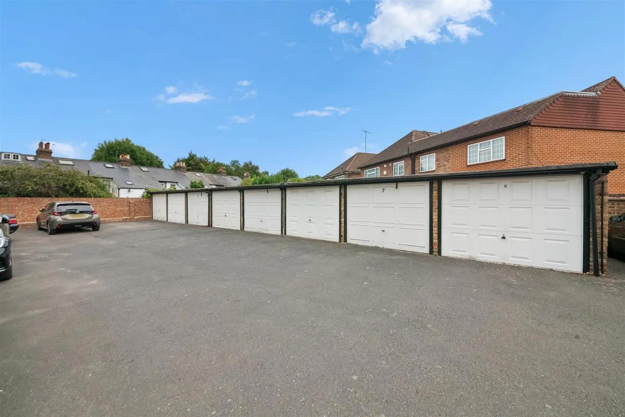 Tentelow Lane, Norwood Green, photo 13
